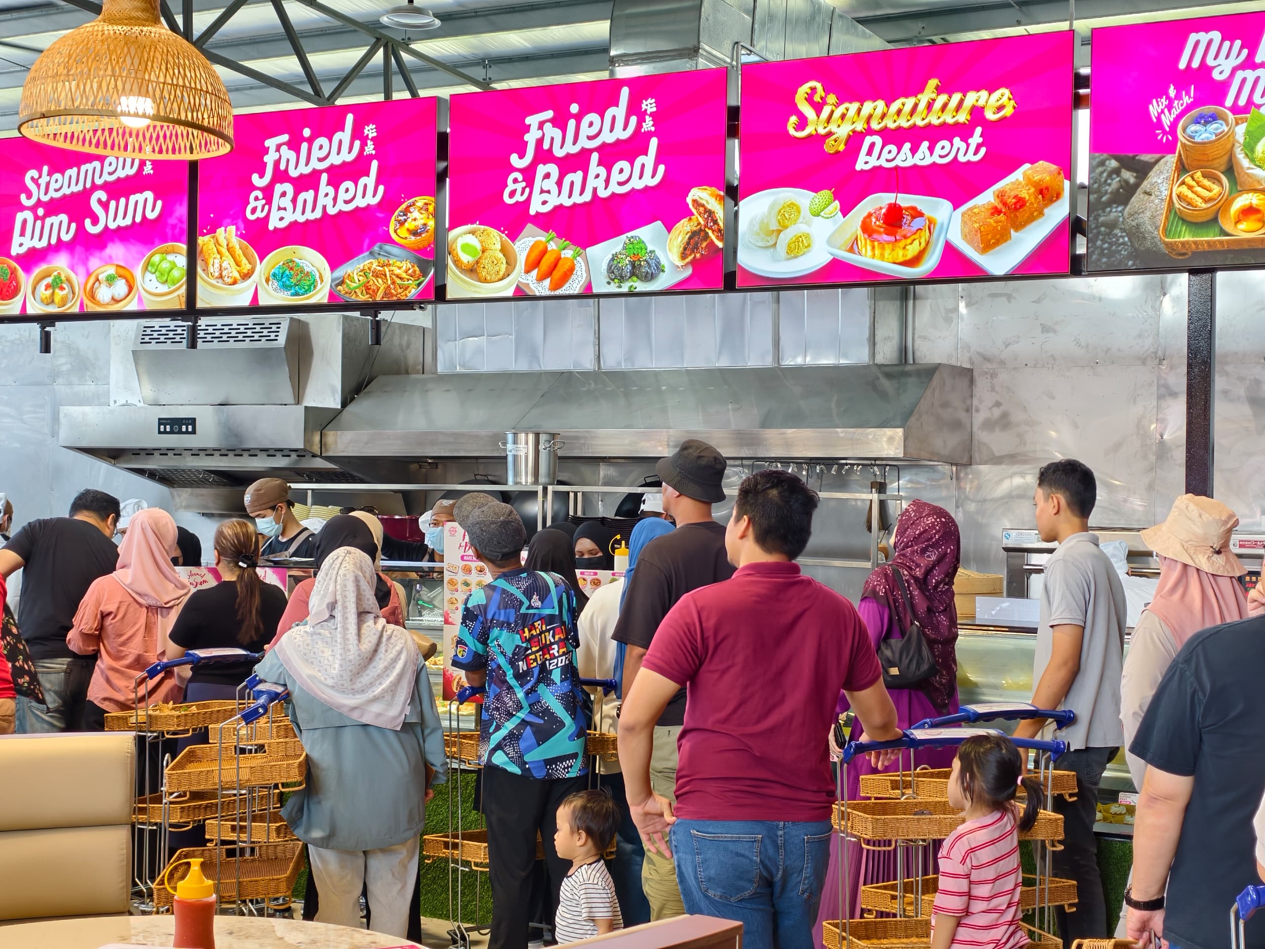 Customer Choosing dim Sum at the self-service steamer at Canning Dim Sum Bangi